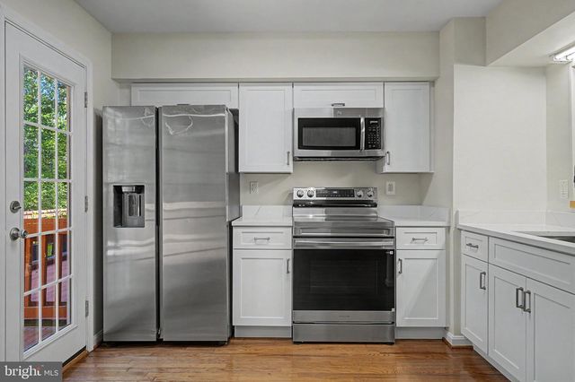 6941 COMPTON LN, Centreville, VA 20121