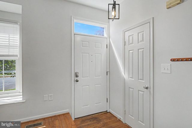 6941 COMPTON LN, Centreville, VA 20121
