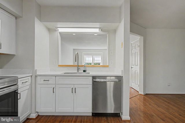 6941 COMPTON LN, Centreville, VA 20121