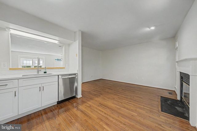 6941 COMPTON LN, Centreville, VA 20121