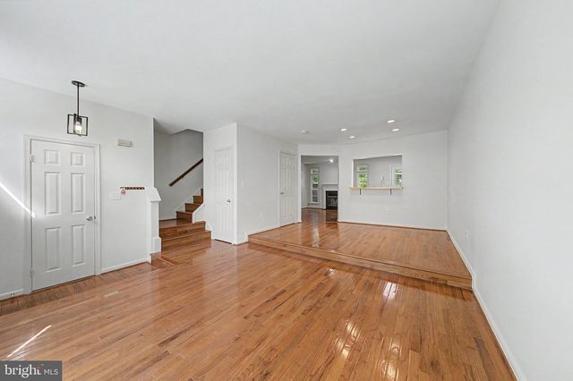 6941 COMPTON LN, Centreville, VA 20121
