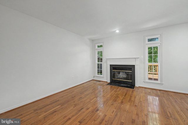 6941 COMPTON LN, Centreville, VA 20121