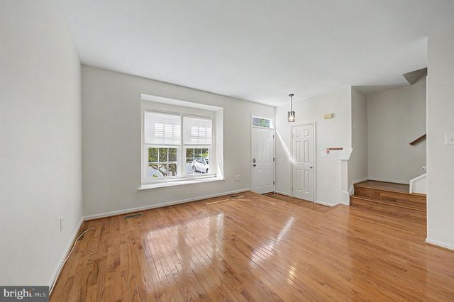 6941 COMPTON LN, Centreville, VA 20121