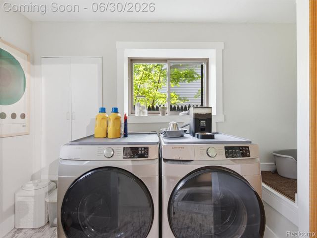 141 W Meyers Avenue, Hazel Park, MI 48030