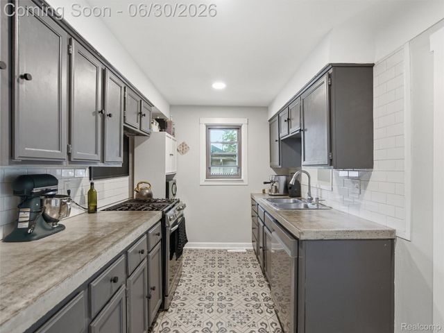 141 W Meyers Avenue, Hazel Park, MI 48030