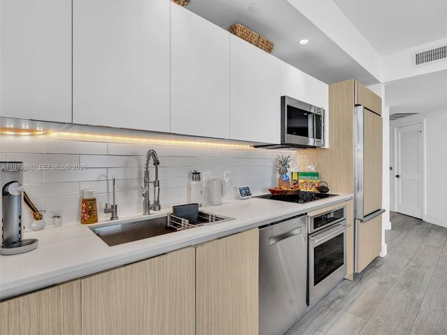 121 NE 34th St 2104, Miami, FL 33137