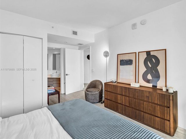 121 NE 34th St 2104, Miami, FL 33137