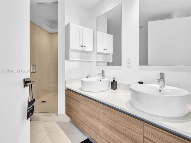 121 NE 34th St 2104, Miami, FL 33137