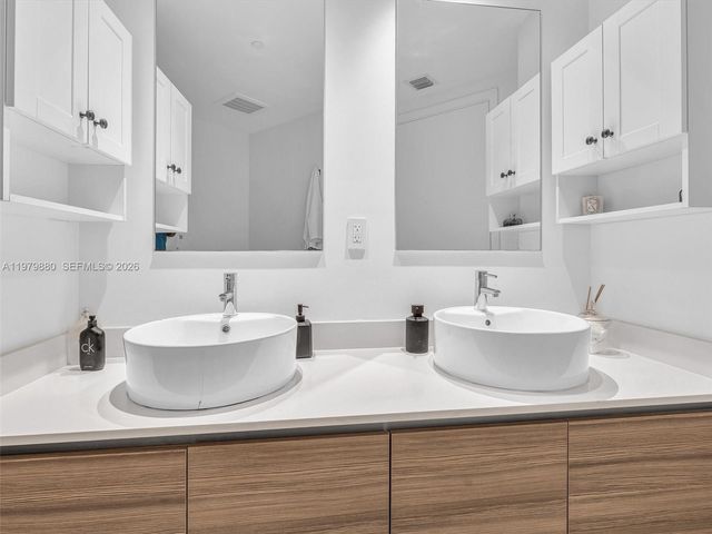 121 NE 34th St 2104, Miami, FL 33137