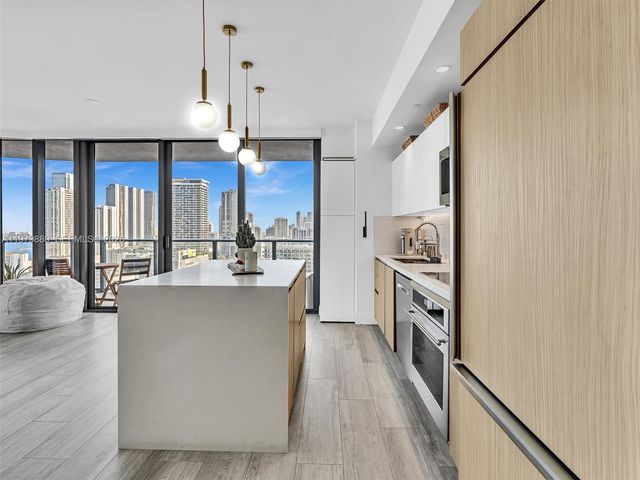 121 NE 34th St 2104, Miami, FL 33137