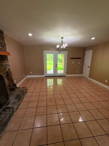 140 Carver Hollow Rd, Pleasant Shade, TN 37145