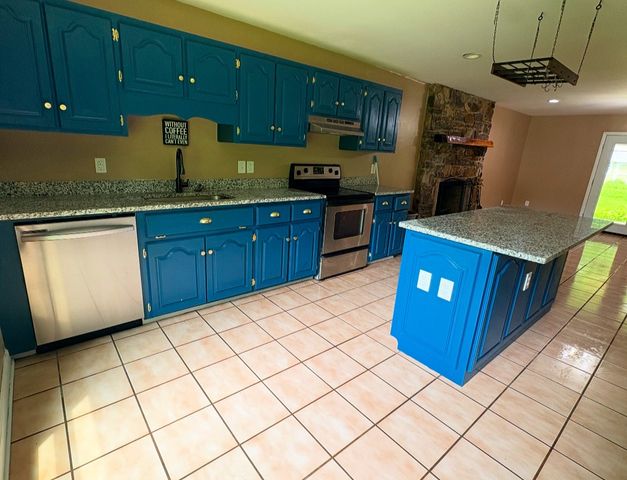 140 Carver Hollow Rd, Pleasant Shade, TN 37145