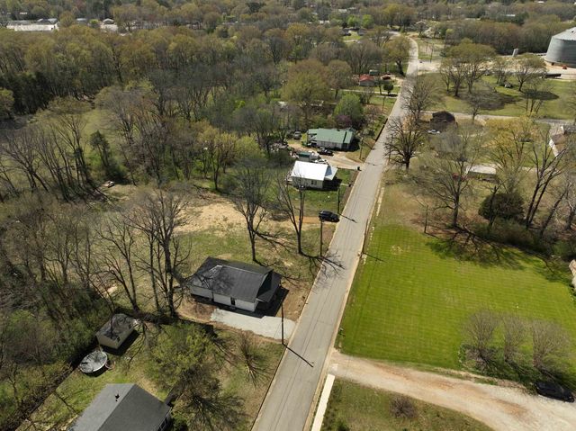 135 W THIRD ST, Henderson, TN 38340