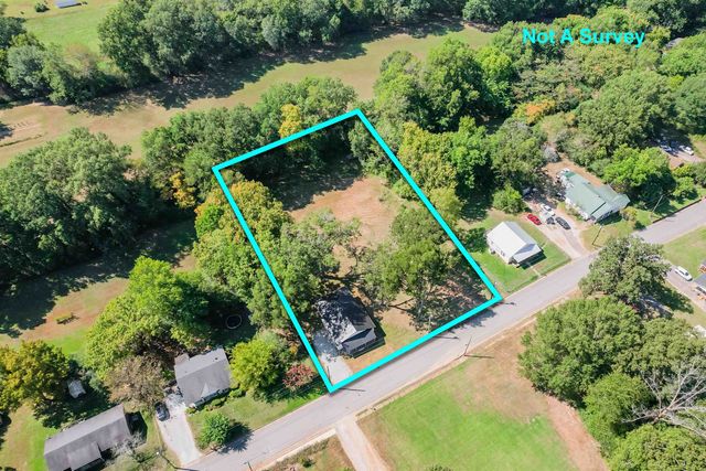 135 W THIRD ST, Henderson, TN 38340