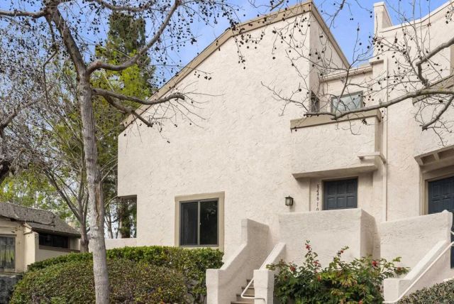 8448 Via Sonoma 100, La Jolla, CA 92037