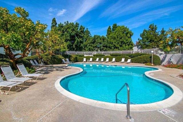 8448 Via Sonoma 100, La Jolla, CA 92037