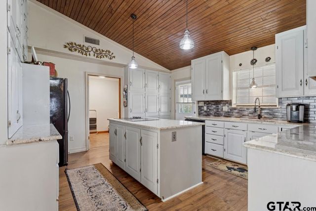 1887 Shiloh Estates Rd, Chandler, TX 75758