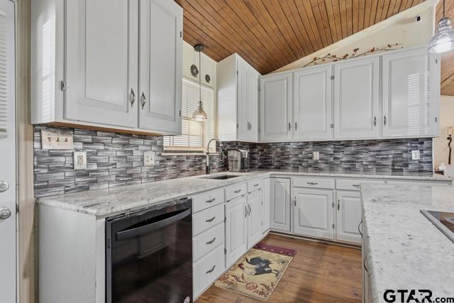 1887 Shiloh Estates Rd, Chandler, TX 75758