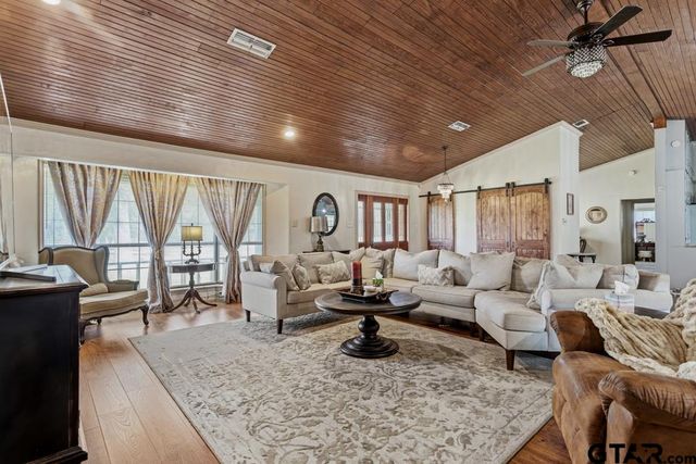 1887 Shiloh Estates Rd, Chandler, TX 75758