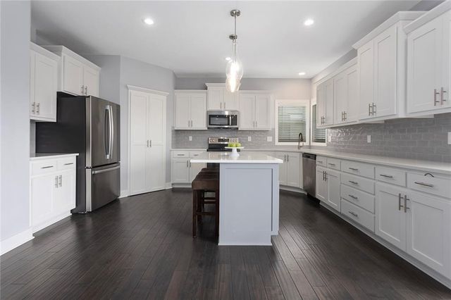 8492 Valley Spring Drive, De Soto, KS 66018