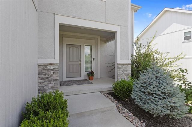 8492 Valley Spring Drive, De Soto, KS 66018