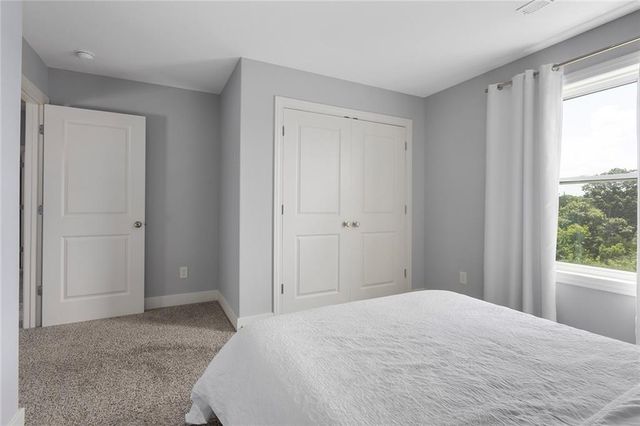 8492 Valley Spring Drive, De Soto, KS 66018