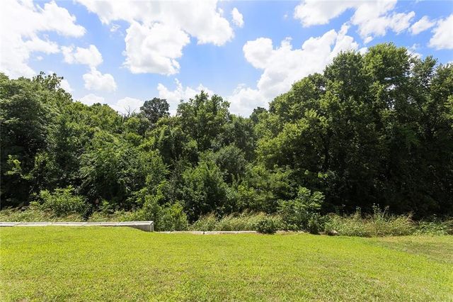 8492 Valley Spring Drive, De Soto, KS 66018