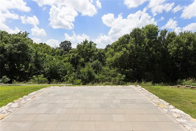 8492 Valley Spring Drive, De Soto, KS 66018
