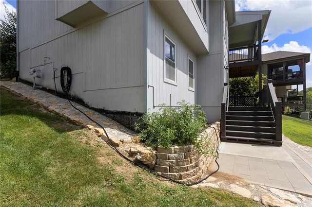 8492 Valley Spring Drive, De Soto, KS 66018