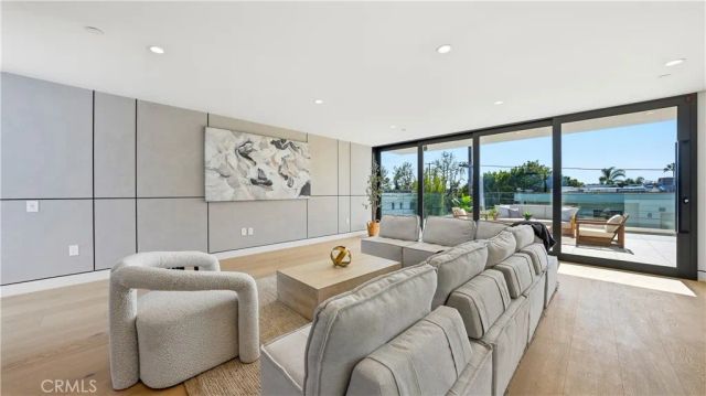 813 N Genesee Avenue, Los Angeles, CA 90046