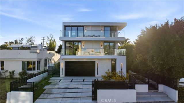 813 N Genesee Avenue, Los Angeles, CA 90046
