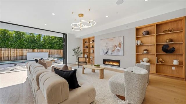 813 N Genesee Avenue, Los Angeles, CA 90046