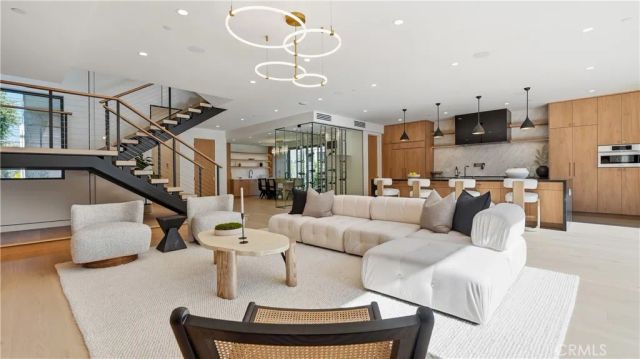 813 N Genesee Avenue, Los Angeles, CA 90046