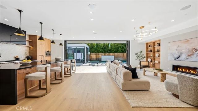 813 N Genesee Avenue, Los Angeles, CA 90046