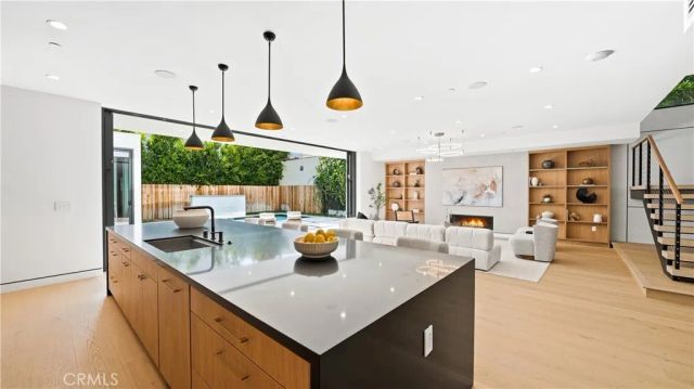 813 N Genesee Avenue, Los Angeles, CA 90046