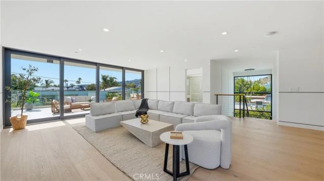 813 N Genesee Avenue, Los Angeles, CA 90046