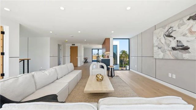 813 N Genesee Avenue, Los Angeles, CA 90046