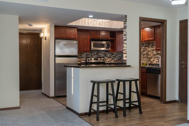 4710 58th Avenue N 301, Crystal, MN 55429