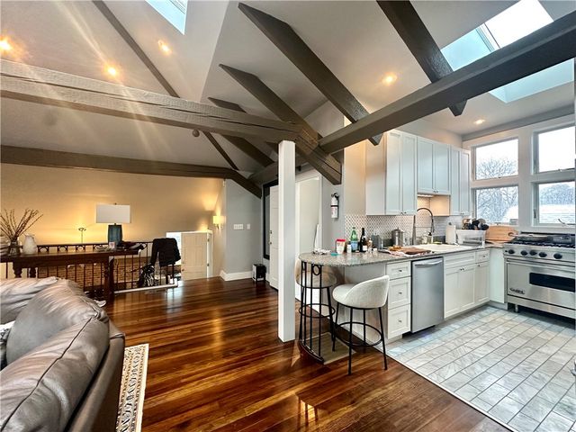 10 Young Street 3, Newport, RI 02840