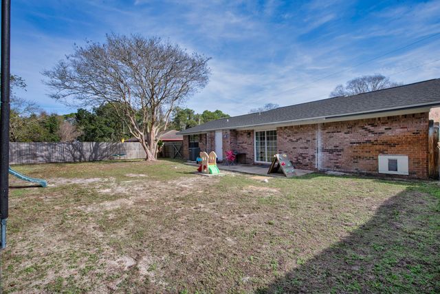 827 Blvd De L Orleans, Mary Esther, FL 32569