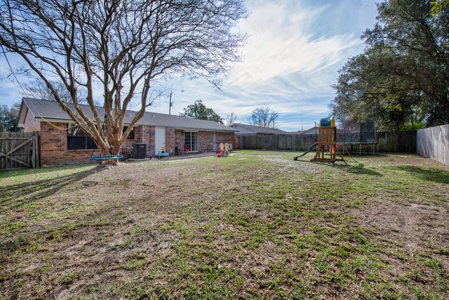 827 Blvd De L Orleans, Mary Esther, FL 32569