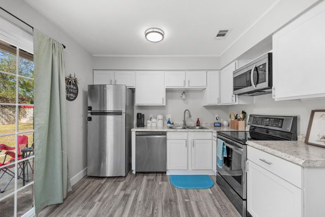 827 Blvd De L Orleans, Mary Esther, FL 32569