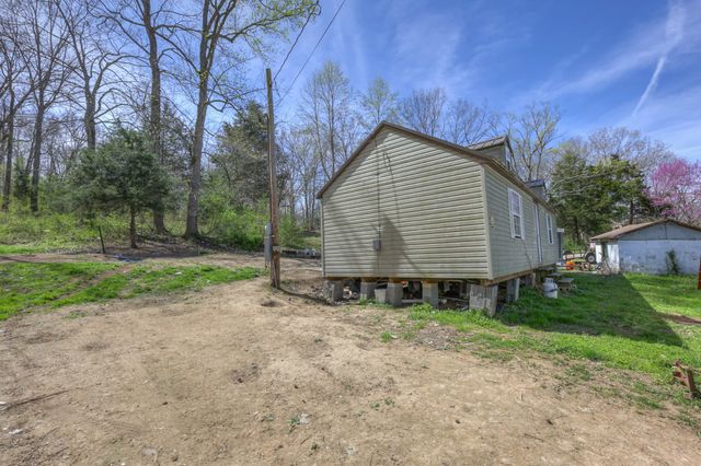 1200 Bloom Landing Rd, Charlotte, TN 37036