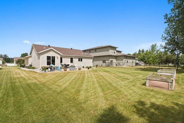 610 3rd Street E, Horace, ND 58047