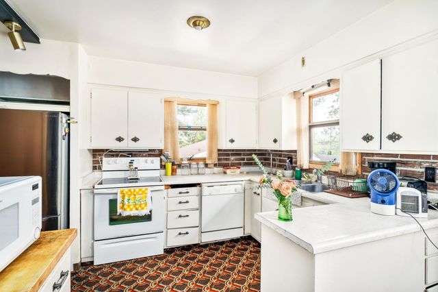 832 N 43rd Avenue W, Duluth, MN 55807
