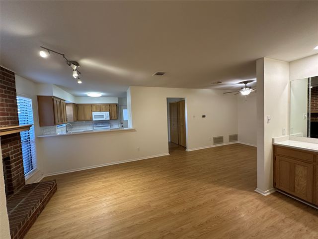 724 Cory Street, Grapevine, TX 76051