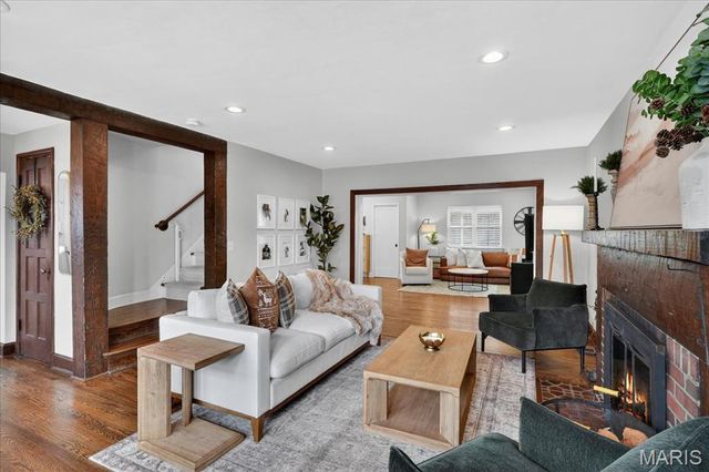 216 Elm Avenue, Glendale, MO 63122