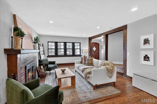 216 Elm Avenue, Glendale, MO 63122