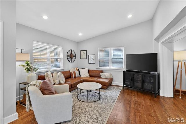 216 Elm Avenue, Glendale, MO 63122