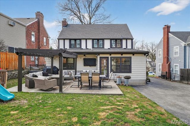 216 Elm Avenue, Glendale, MO 63122